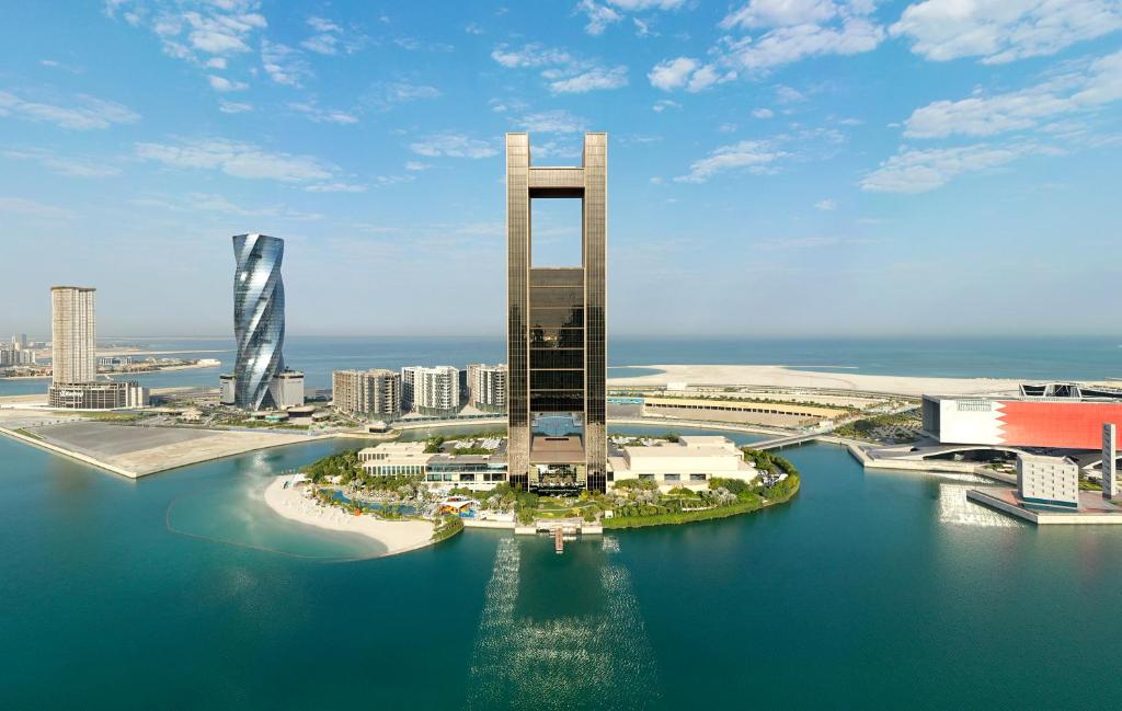 أحد فنادق البحرين مطلة على البحر المميزَّة