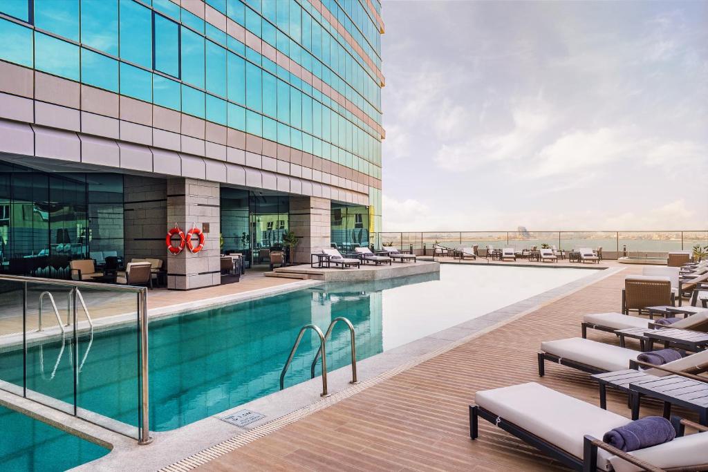 أحد فنادق البحرين مطلة على البحر