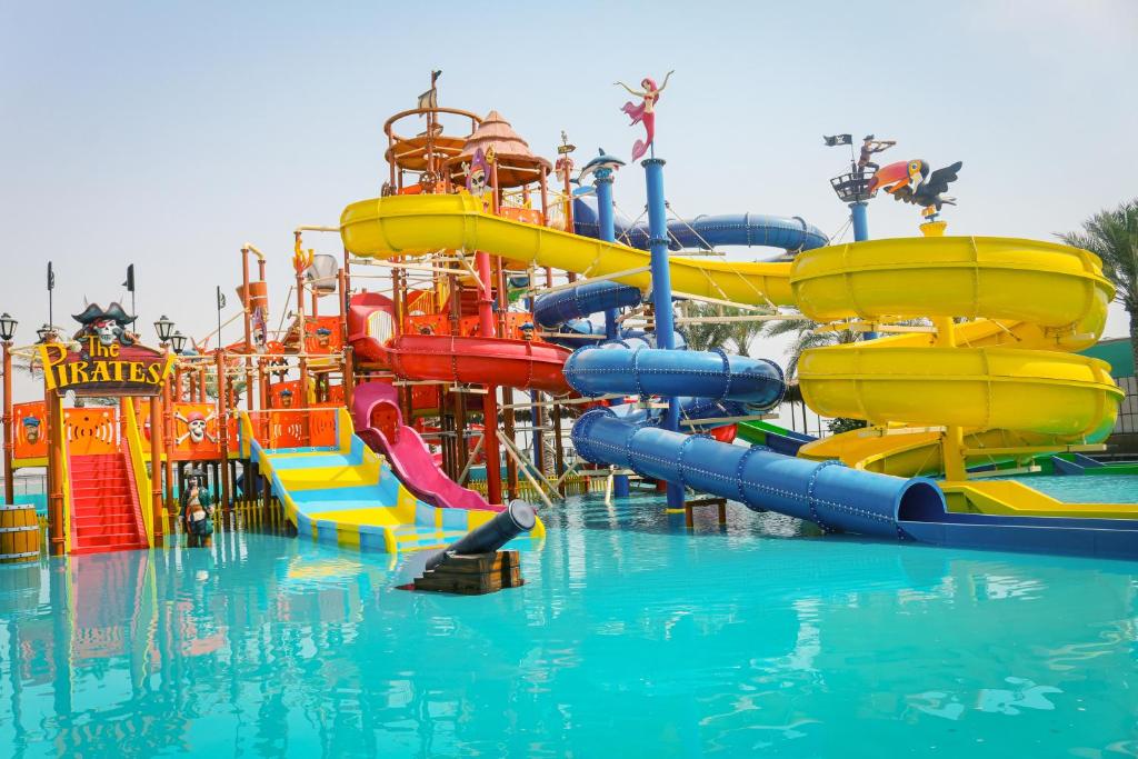 أحد فنادق البحرين فيها ألعاب مائية