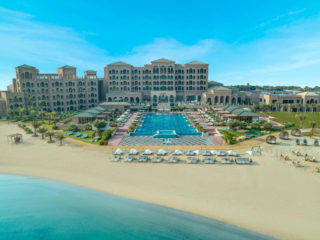 أحد فنادق البحرين بمسابح خاصة المميزَّة