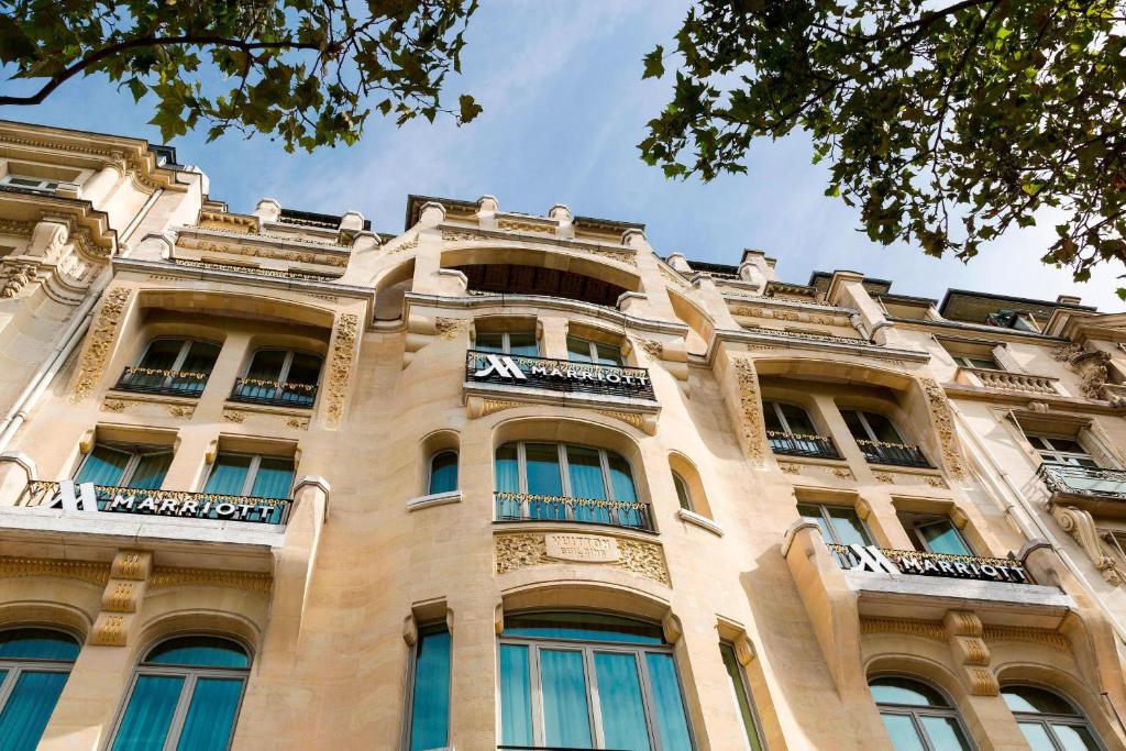 أحد أفضل فنادق باريس شارع الشانزليزيه المميزَّة