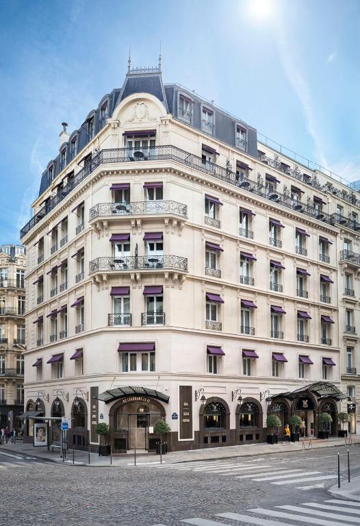 أحد فنادق باريس شارع الشانزليزيه المميزَّة