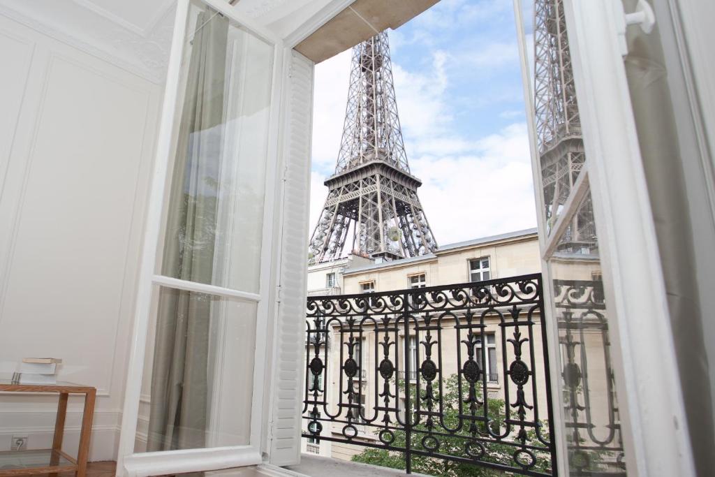 أحد فنادق باريس برج إيفل المميزَّة