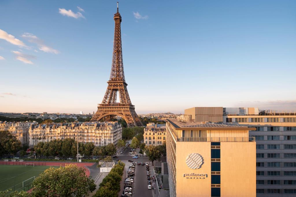 أحد فنادق باريس برج إيفل المميزَّة