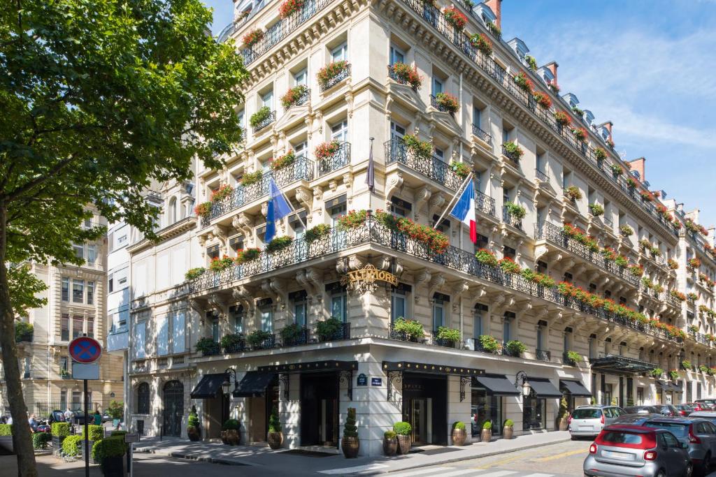 أحد فنادق في باريس قريبة من برج إيفل المميزَّة