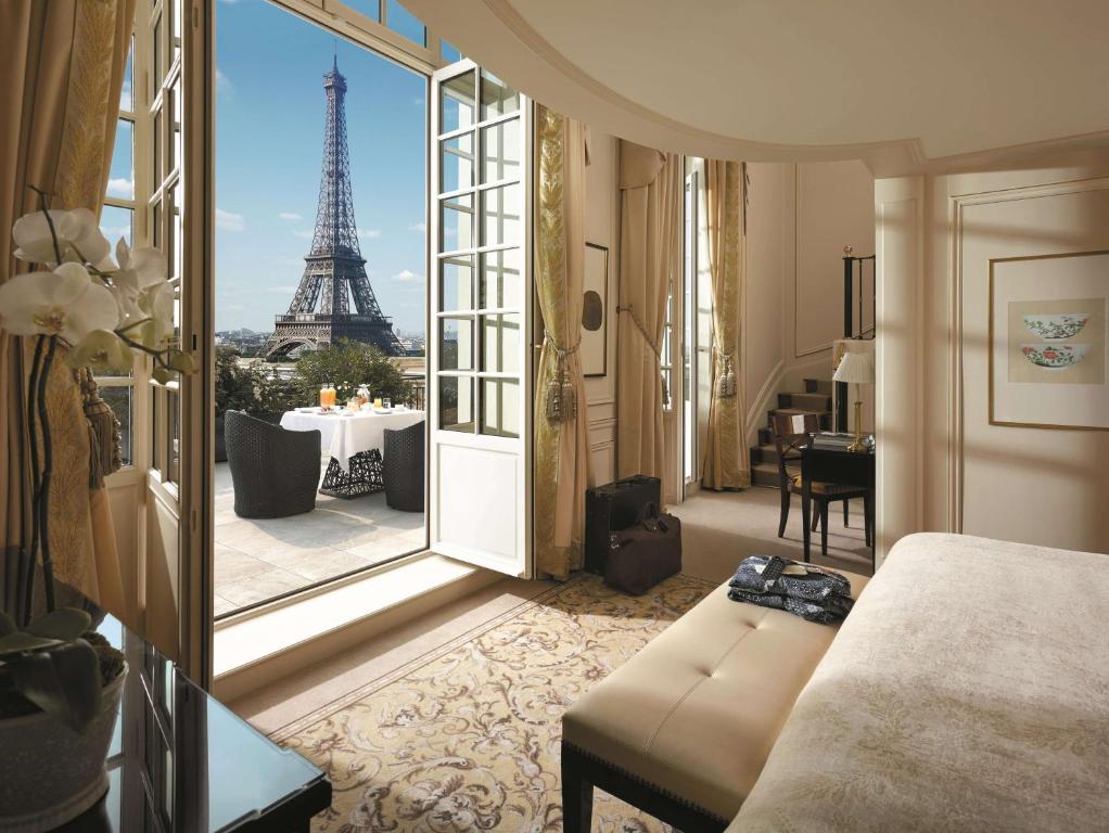 من فنادق باريس مطلة على برج إيفل المميزَّة