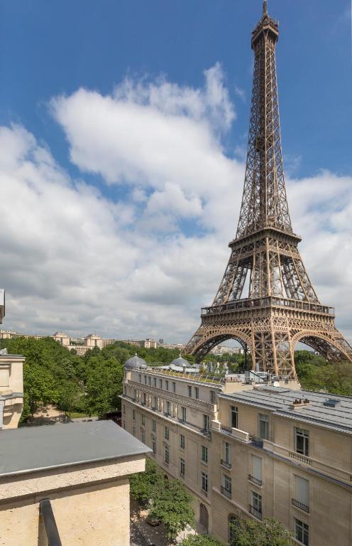 أحد فنادق باريس مطلة على برج إيفل